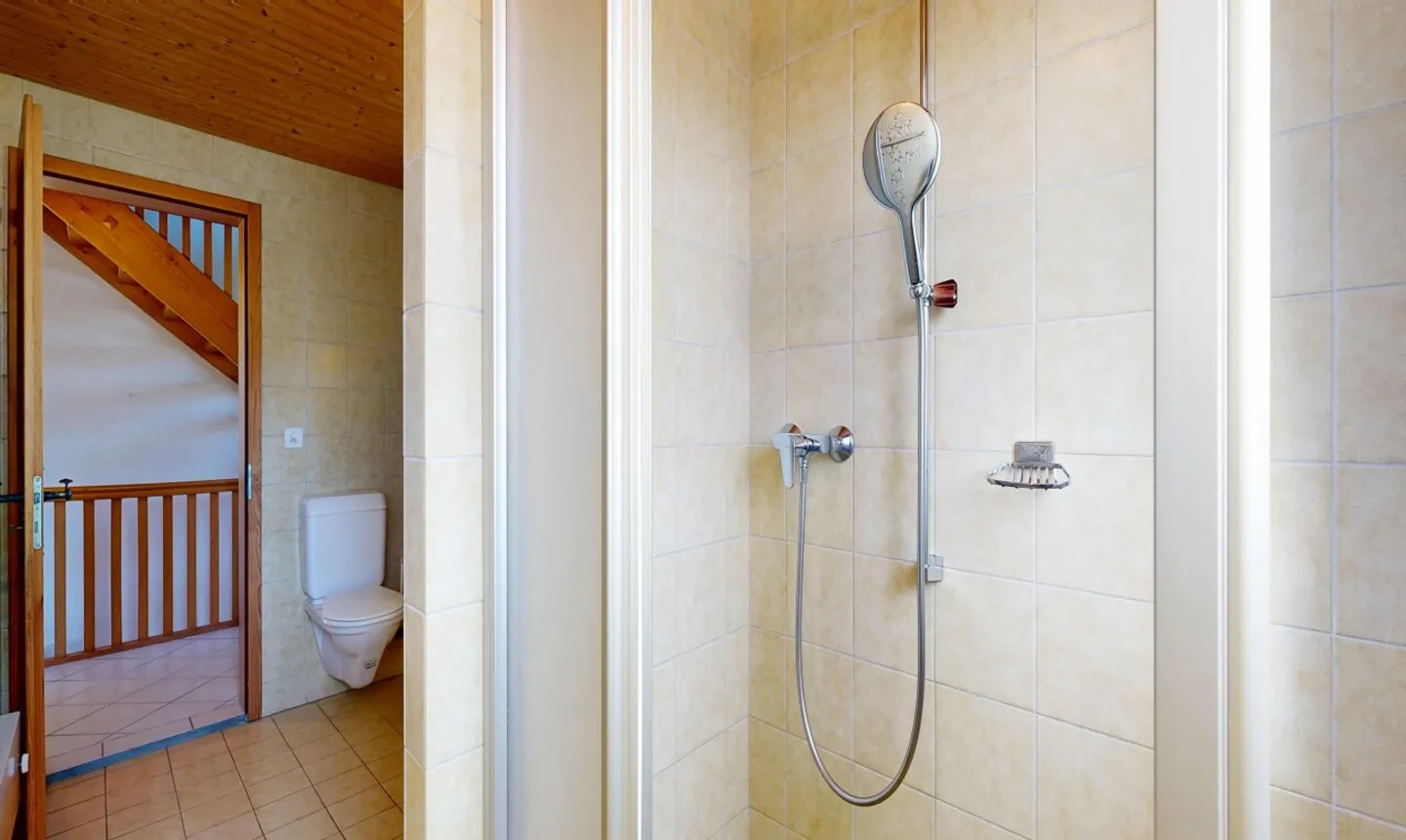 Pure design freedom: Spacious house with great potential - Photo 9 of 11