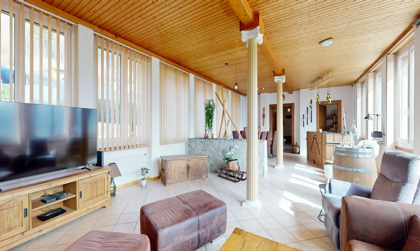 400 m² South-facing family home with independent apartment - Photo 3 of 11