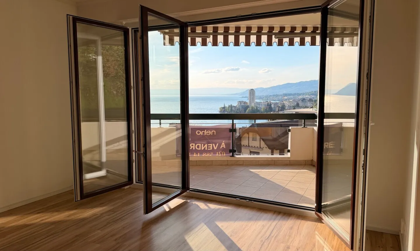 Vista lago mozzafiato per questo appartamento 4.5 ristrutturato con cura - Foto 3 di 11