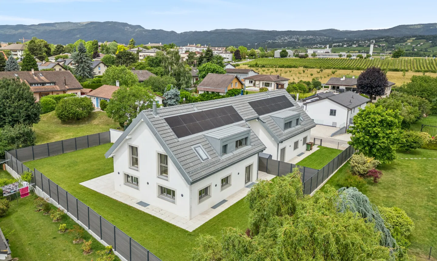 New semi-detached house with garden, beautiful volumes and careful finishes - Photo 3 of 11