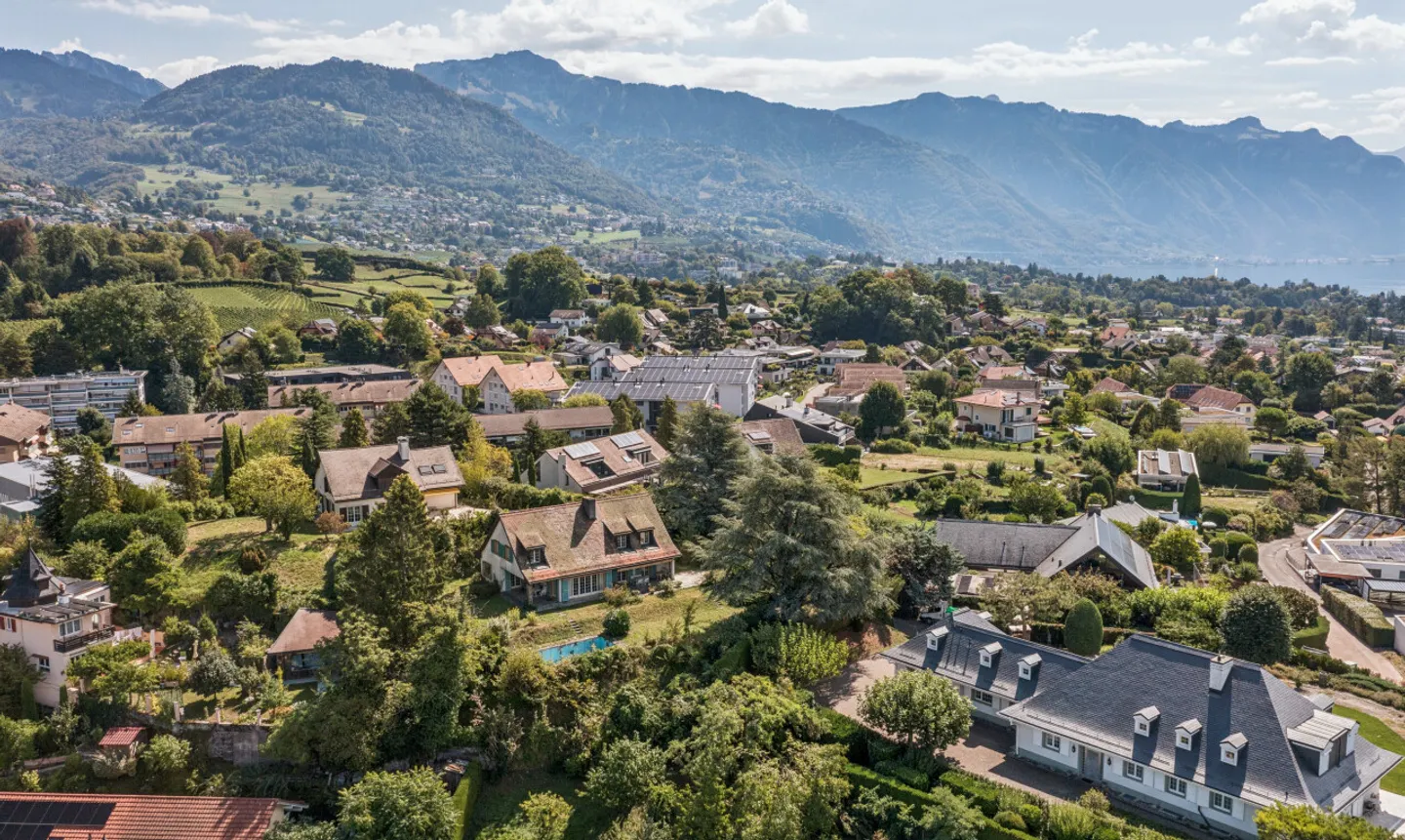Exclusive: Family Villa with Great Potential - Photo 7 of 11