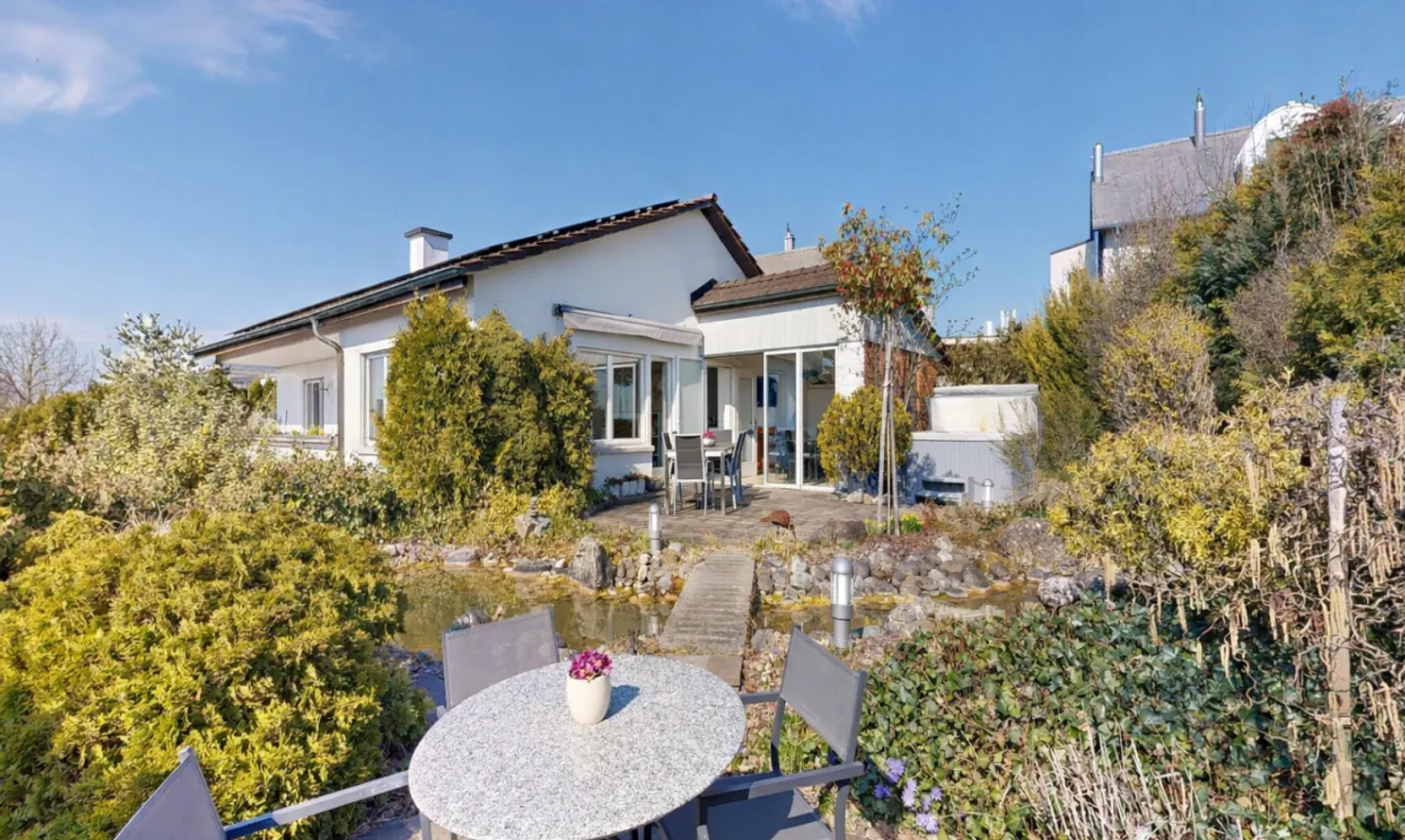 Paradisiacal 5.5-Room Single-Family House with Apartment - Photo 1 of 13