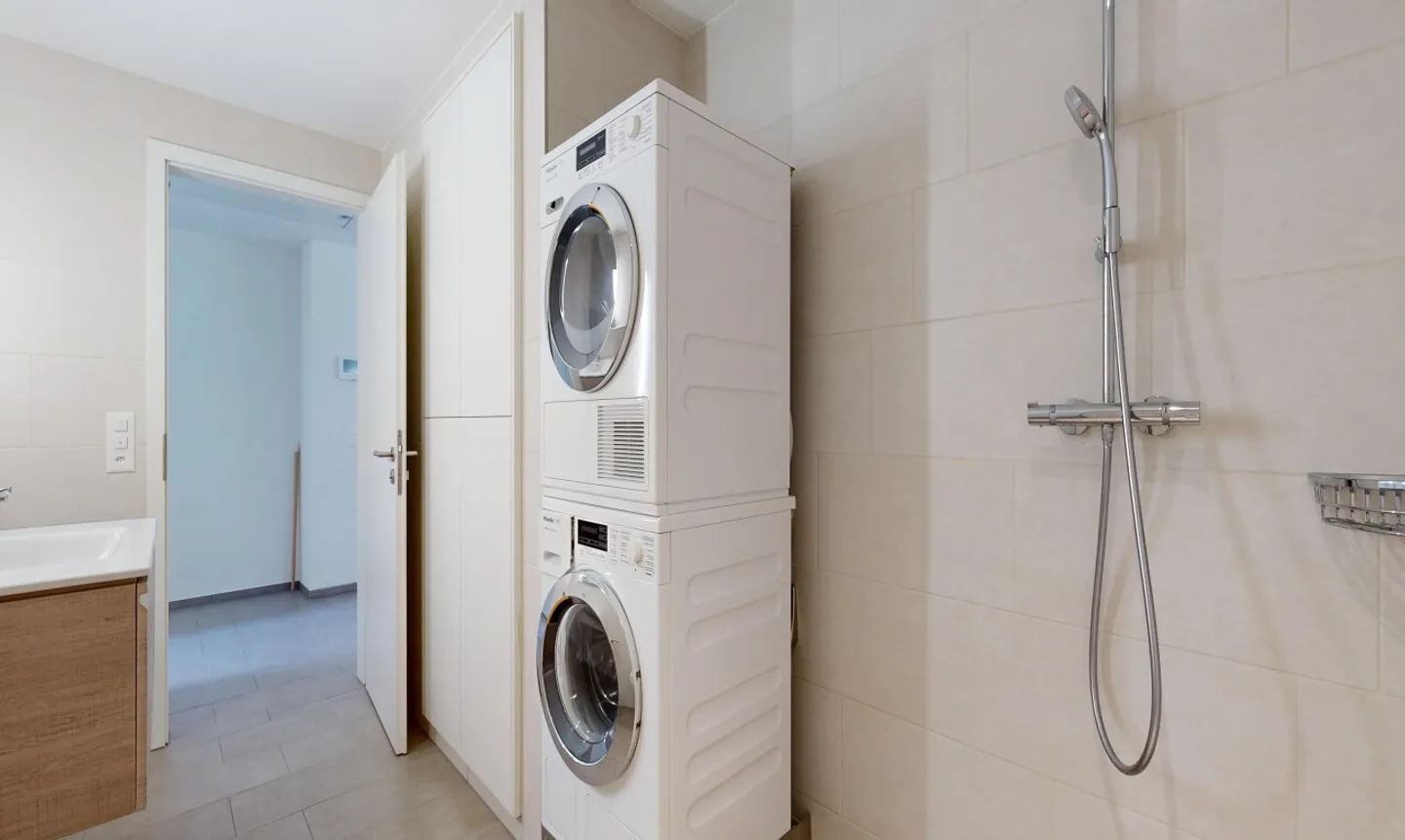 Appartement mansardé de 4.5 pièces comme neuf avec un immense grenier - Photo 8 sur 11