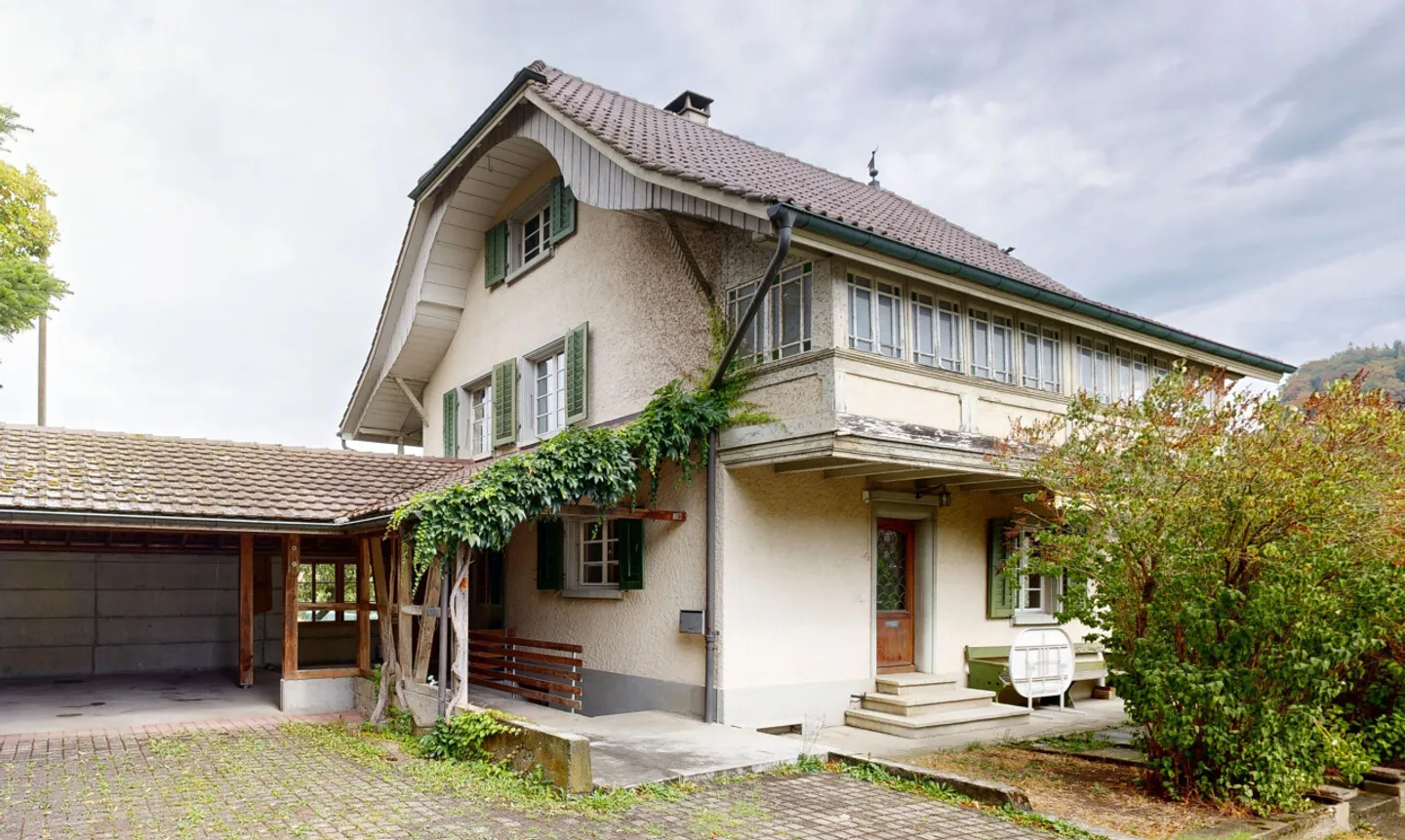 5.5-Zimmer-Einfamilienhaus mit grossem Grundstück und viel Potenzial - Foto 3 von 11