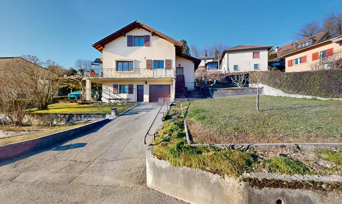 Charming villa with unobstructed view of the Alps and the lake - Photo 1 of 11