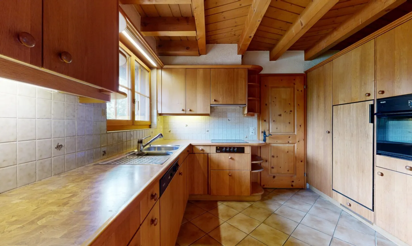 Maison mitoyenne avec jardin et énorme potentiel à Oetwil am See - Photo 3 sur 11