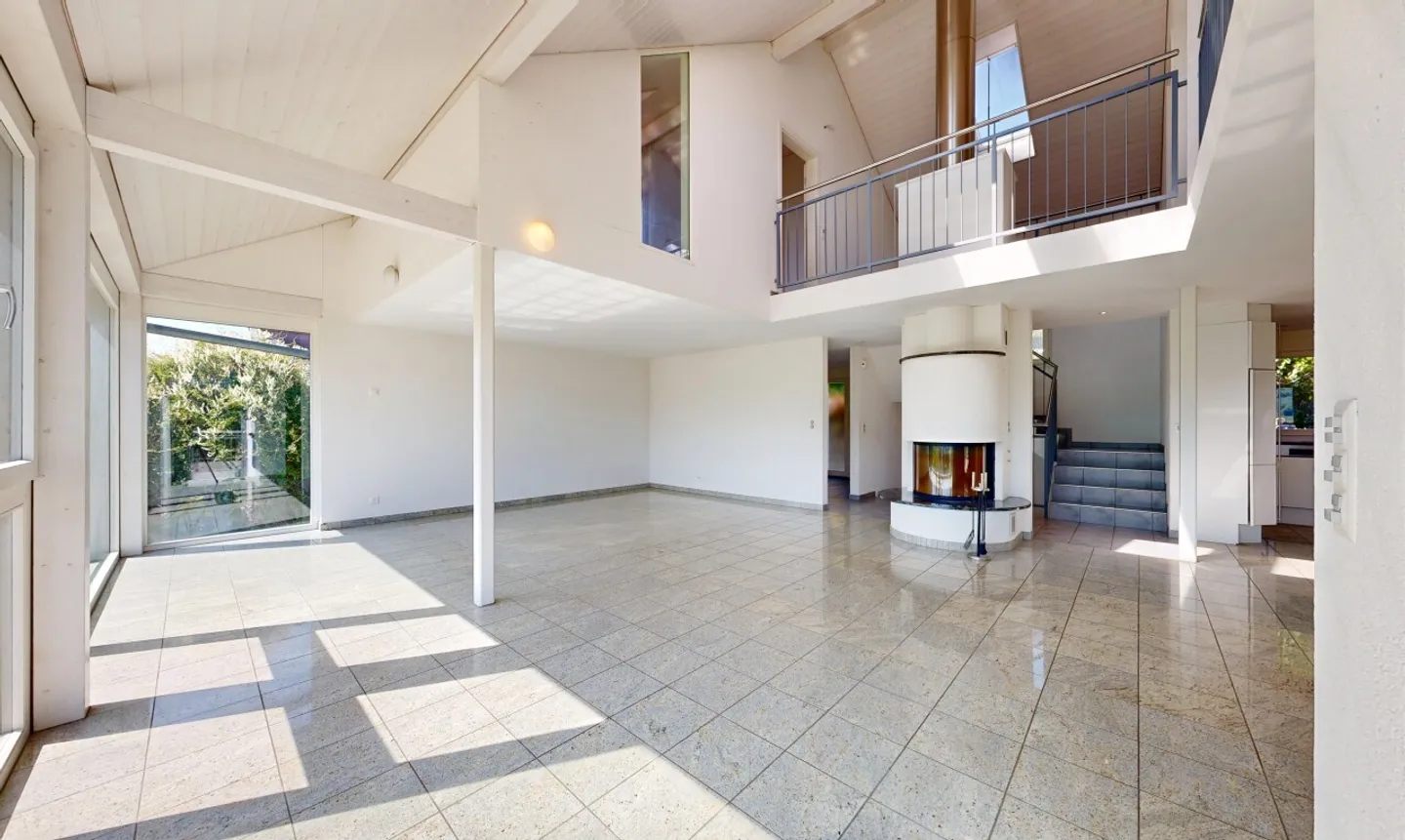Spacious 6.5-room single-family house with garden and stunning views - Photo 3 of 11