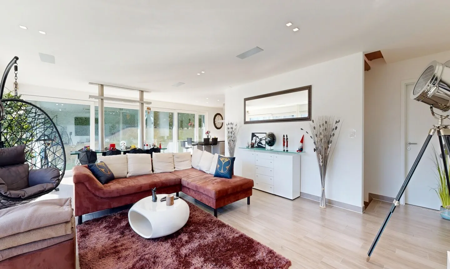 Spaziosa casa familiare con terrazze, giardino e volumi generosi - Foto 3 di 11