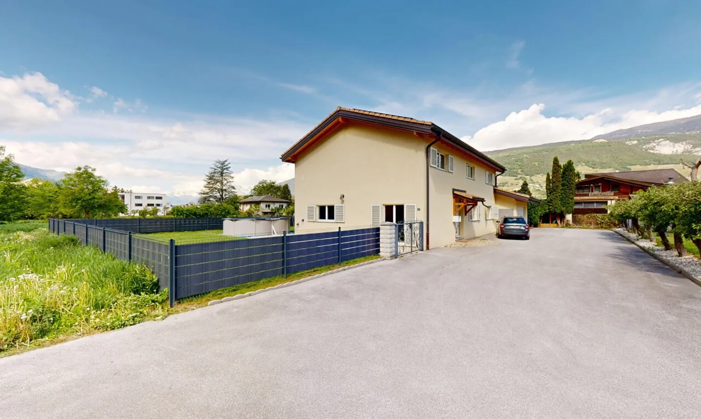 Spacious detached house with modern kitchen and large terrace - Photo 2 of 11