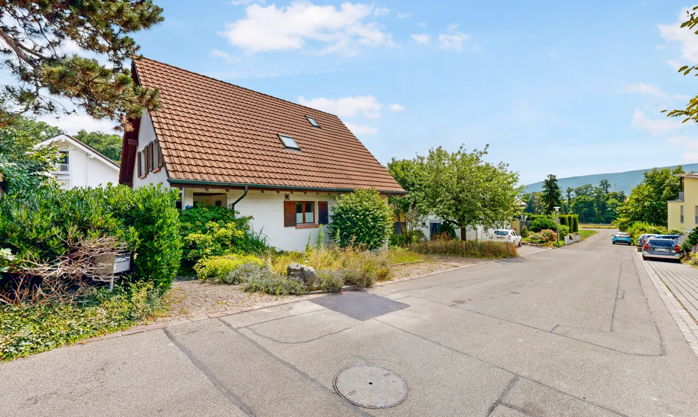Freistehendes Einfamilienhaus mit Naturpool - Foto 1 von 11