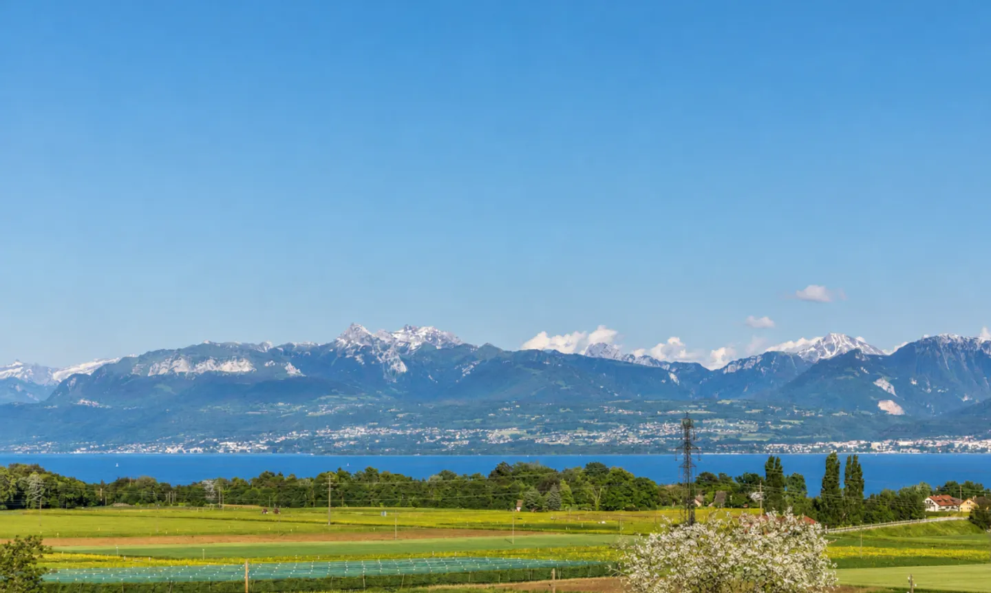 Spacieuse maison avec panorama spectaculaire sur le lac et les Alpes - Photo 1 of 11