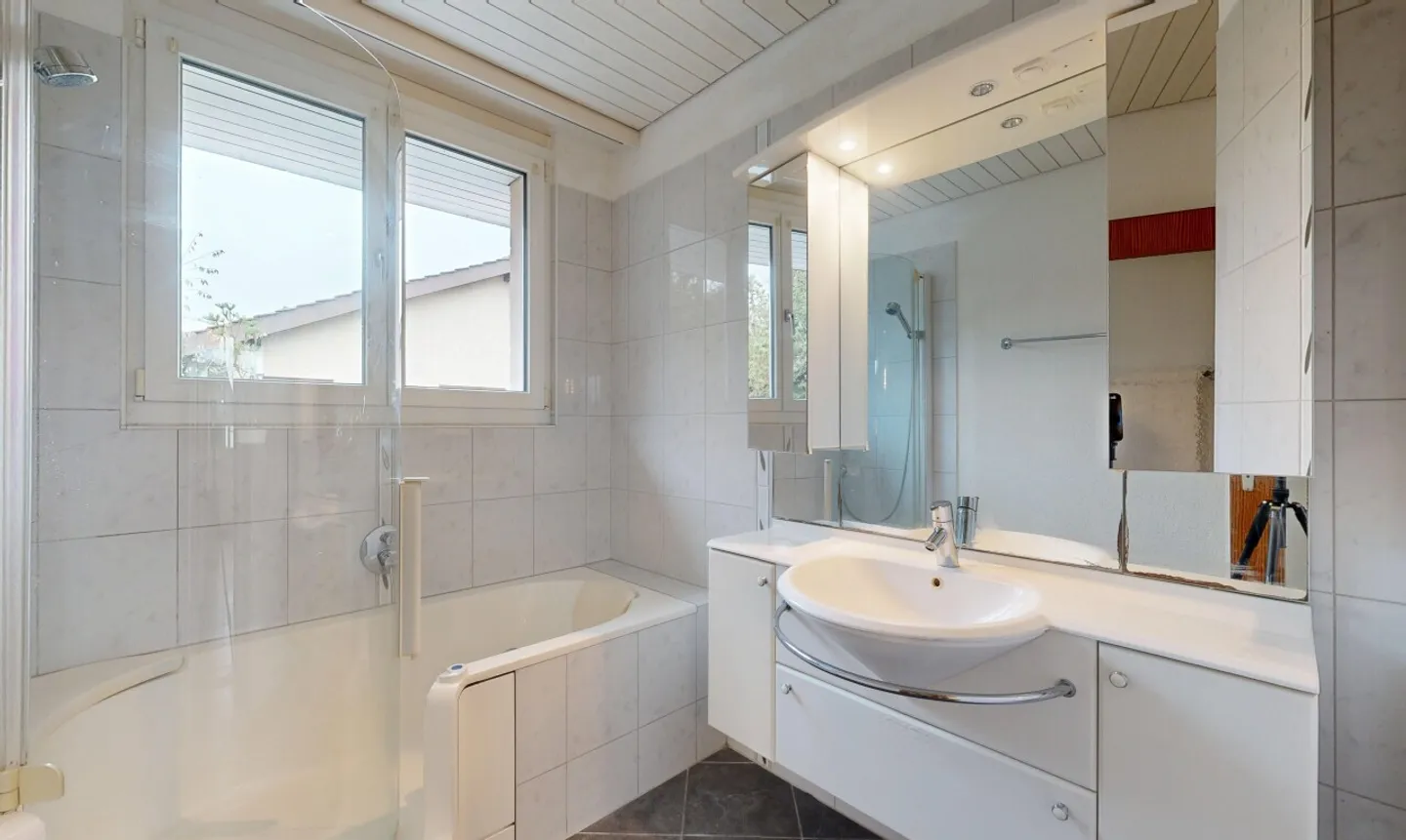 Maison individuelle spacieuse de 6,5 pièces avec un terrain de 1 111 m2 - Photo 5 sur 11