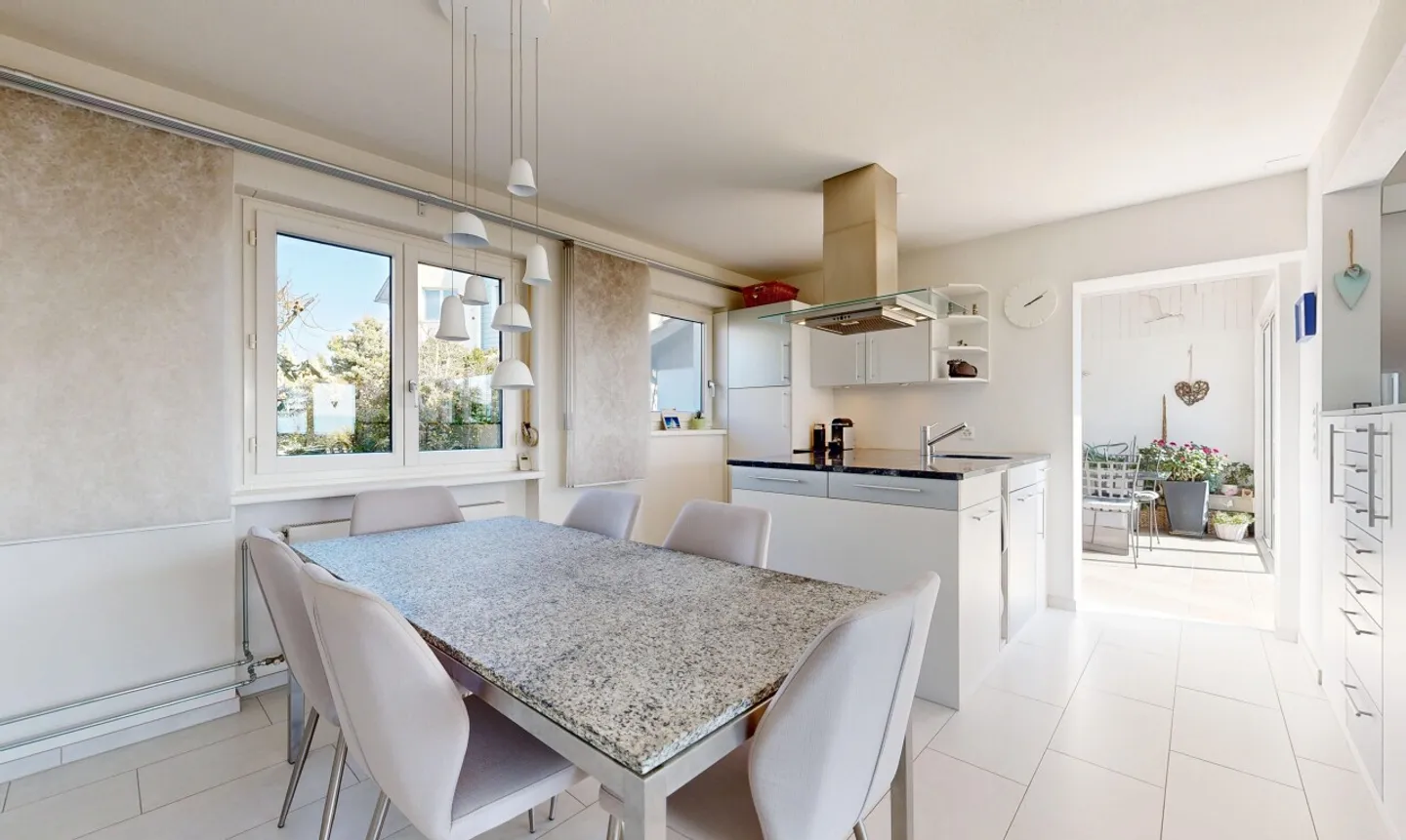 Paradisiacal 5.5-Room Single-Family House with Apartment - Photo 3 of 13