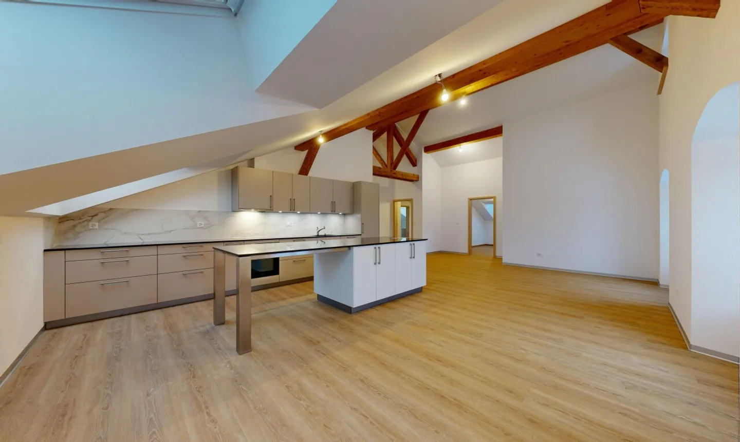 Charmante Wohnung in historischem Gebäude - Foto 2 von 13