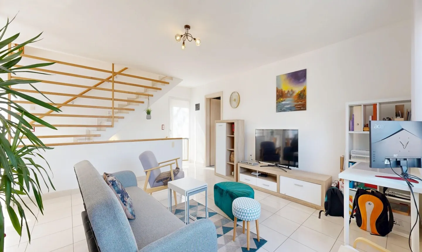 Spacious family home with terrace - Photo 5 of 11