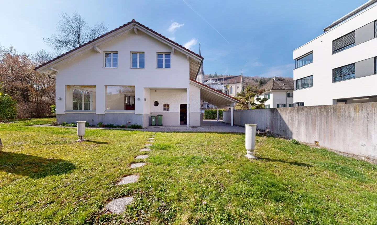 Spacious Single-Family House with Garden in the Center - Photo 1 of 11