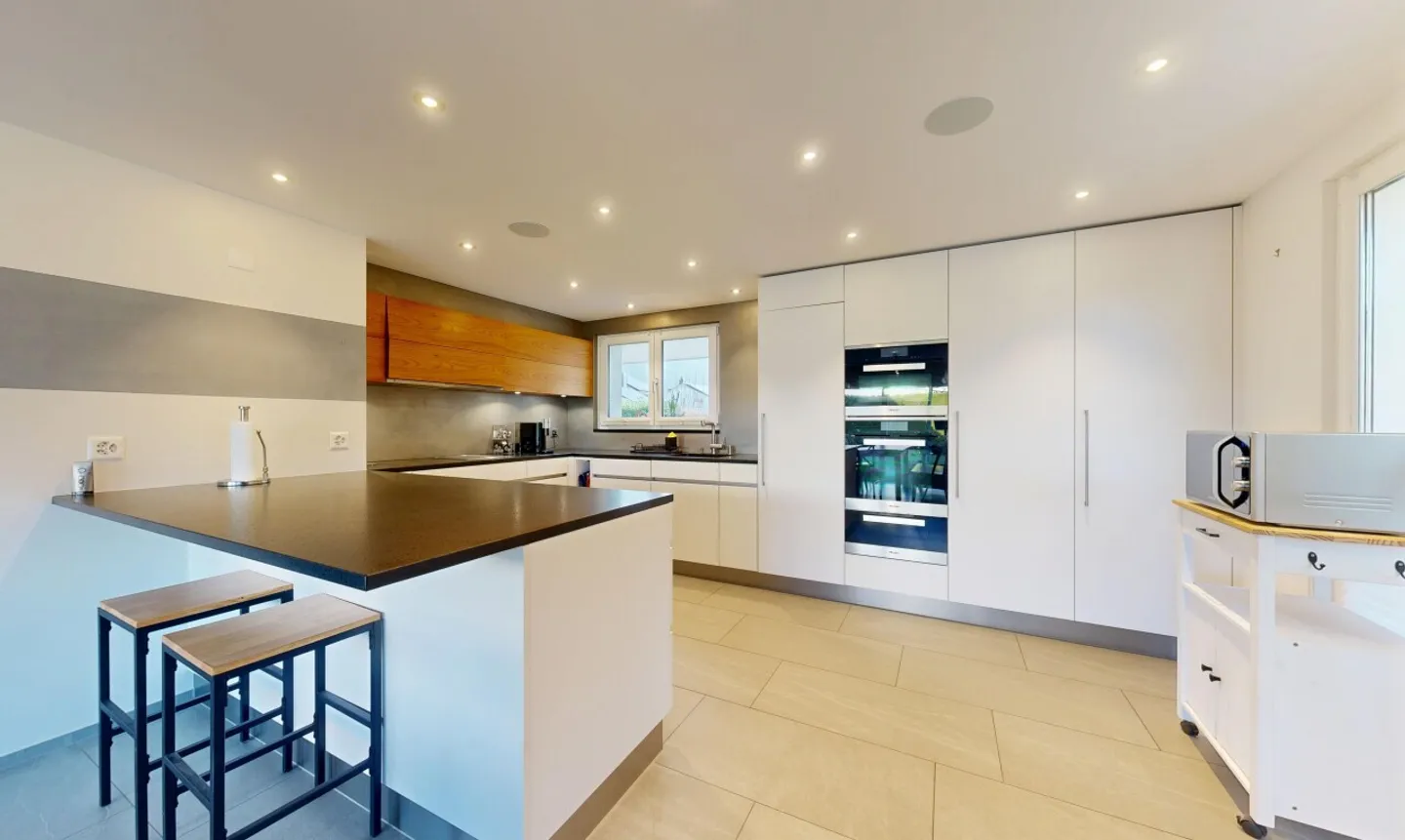 Family house with plenty of space, winter garden and sunny terrace - Photo 4 of 11