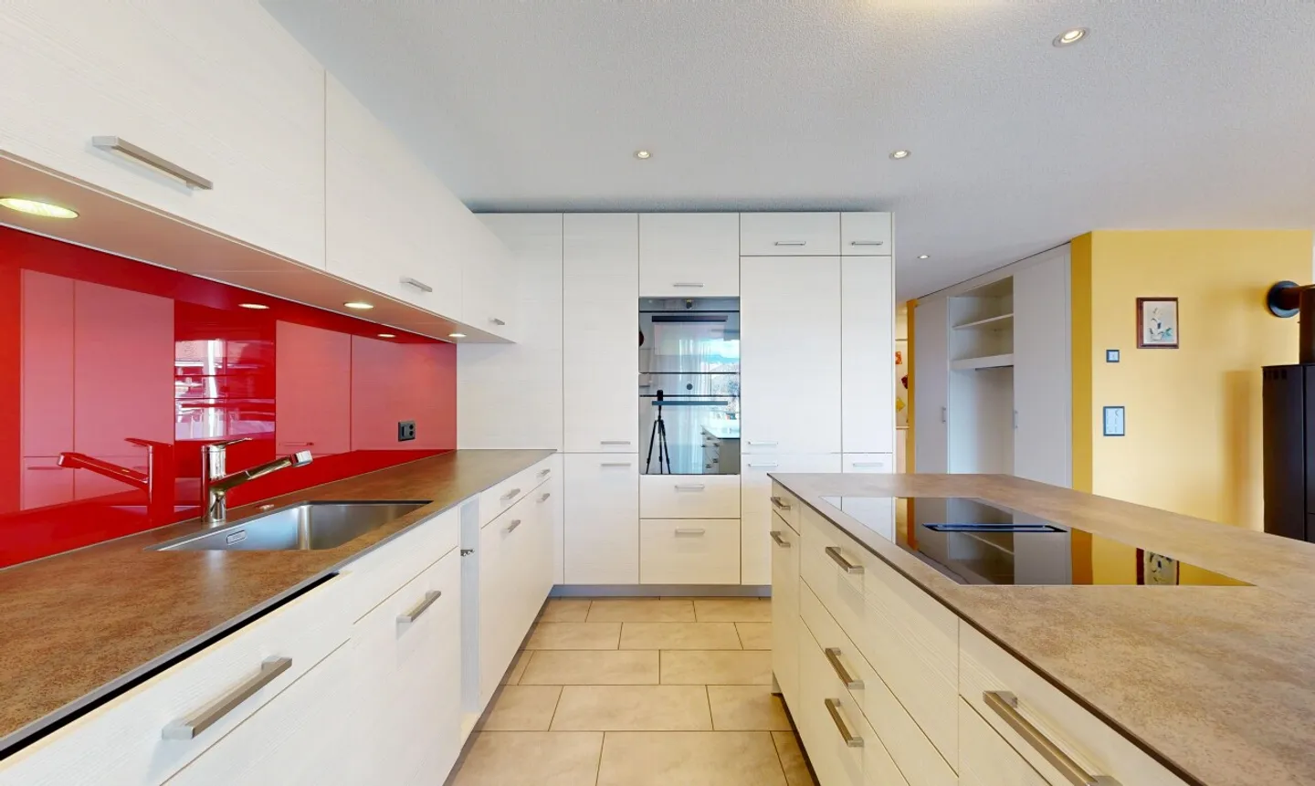 Moderno, luminoso e centralmente situato con bella vista - Foto 4 di 11