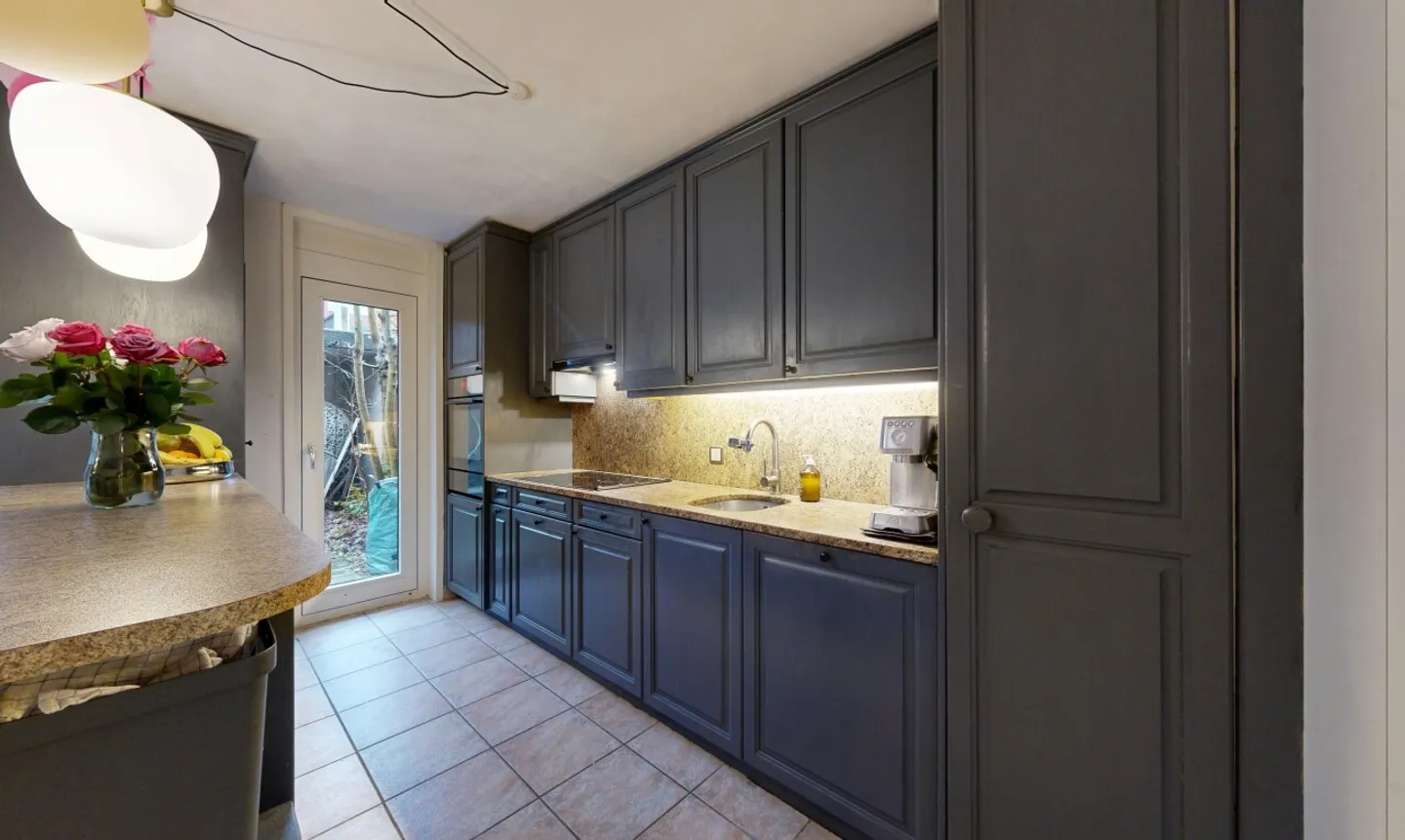 Terraced house in a family-friendly neighborhood with terrace and garden - Photo 4 of 11