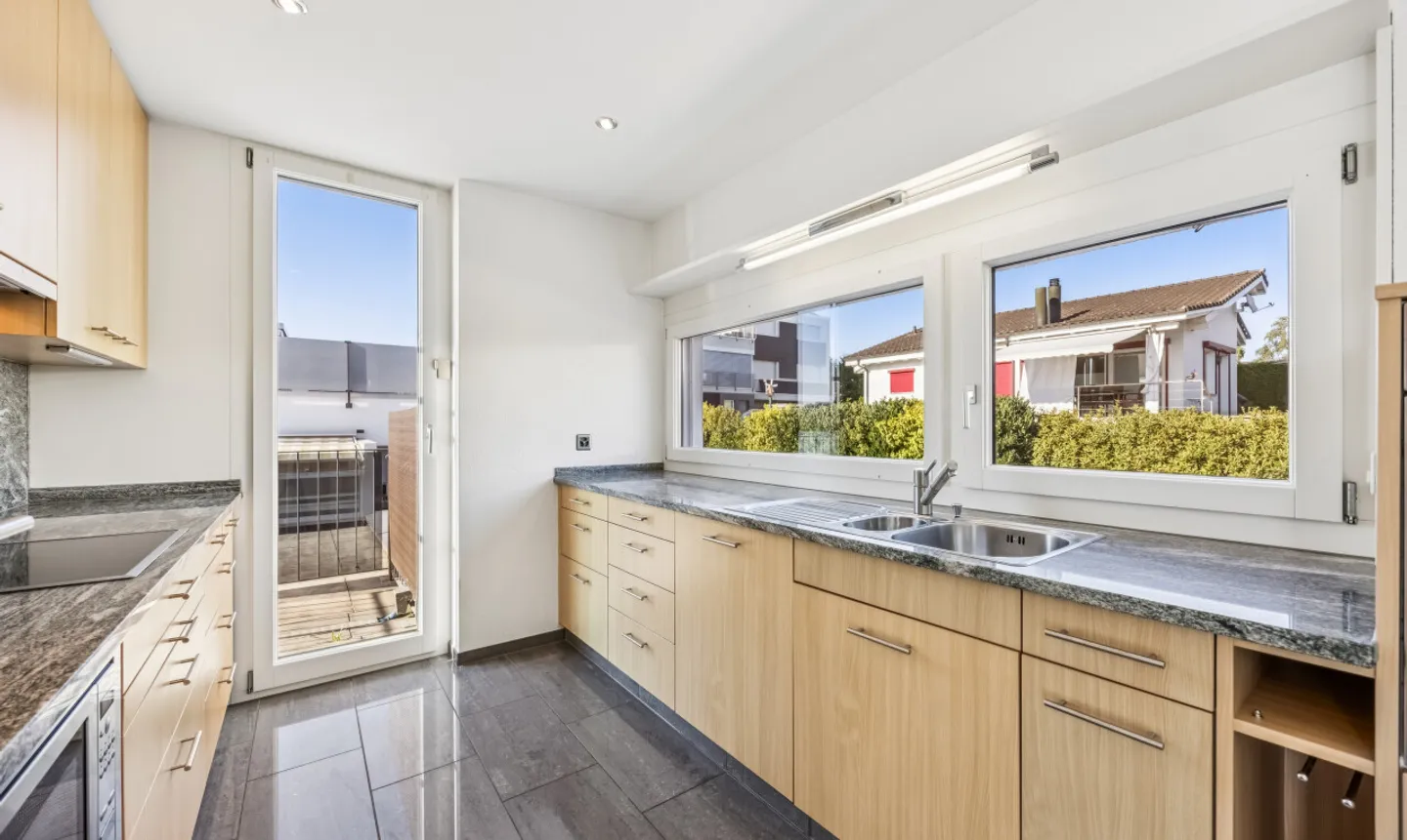 Maison individuelle spacieuse de 6,5 pièces incluant un appartement séparé à Tennwil - Photo 7 sur 11