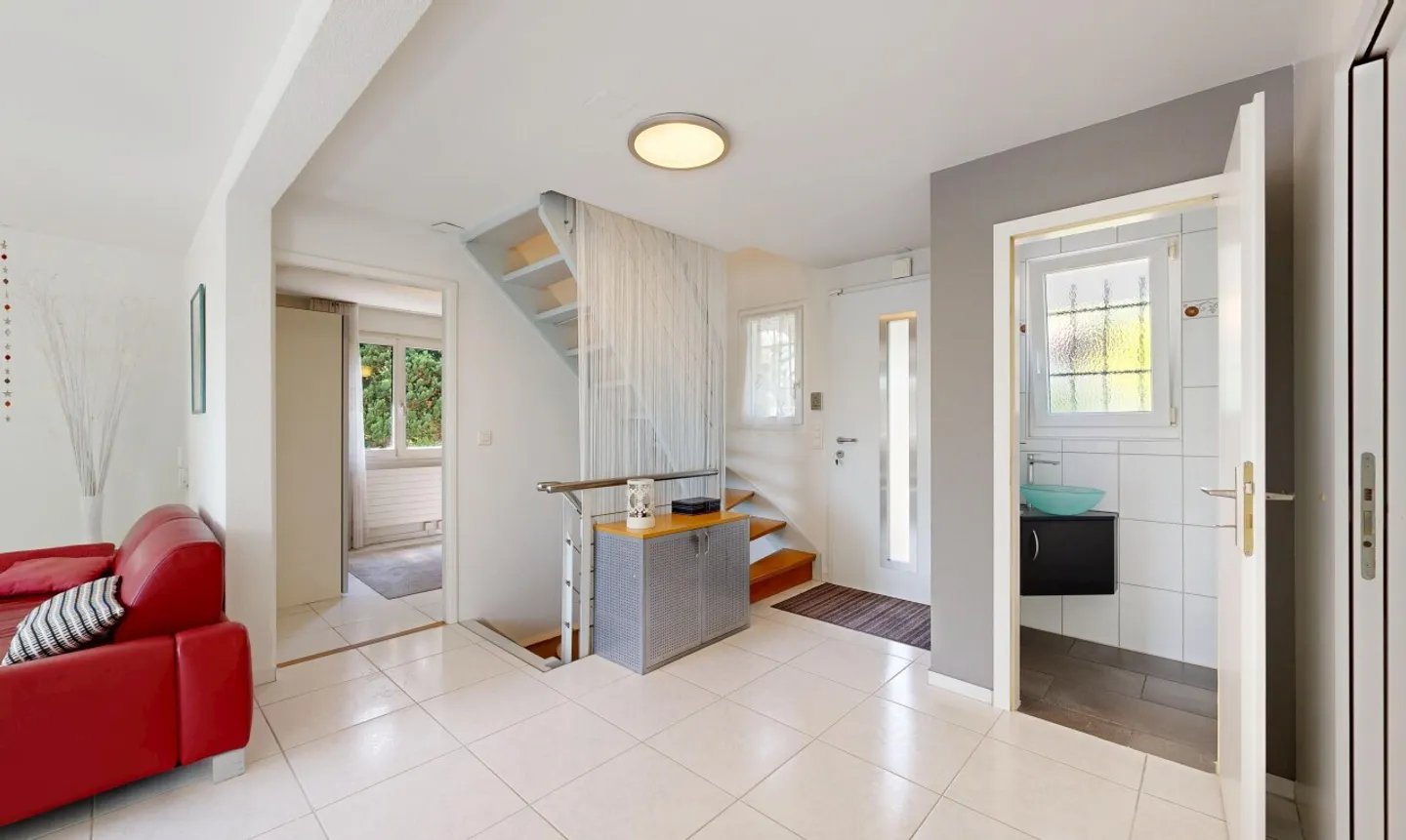 Detached Family Home with Garden - Photo 5 of 11