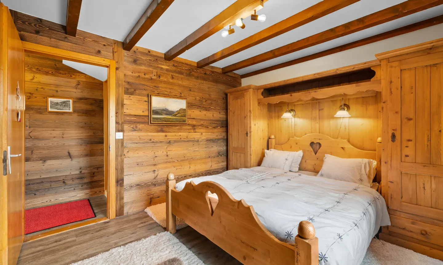 Exclusive: Stunning 5-Bedroom Chalet Recently Renovated - Photo 8 of 11