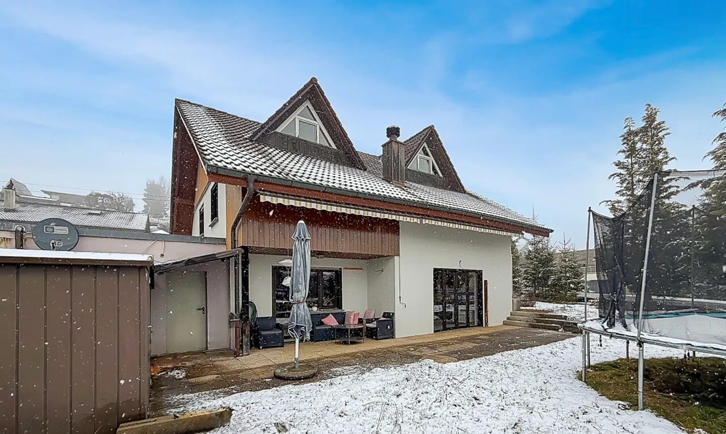Ambiente tranquillo e volumi generosi per la vita familiare - Foto 2 di 11