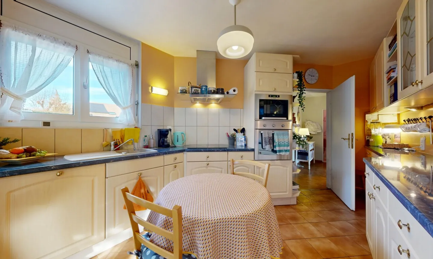 Magnificent family villa with pool and large garden - Photo 8 of 11