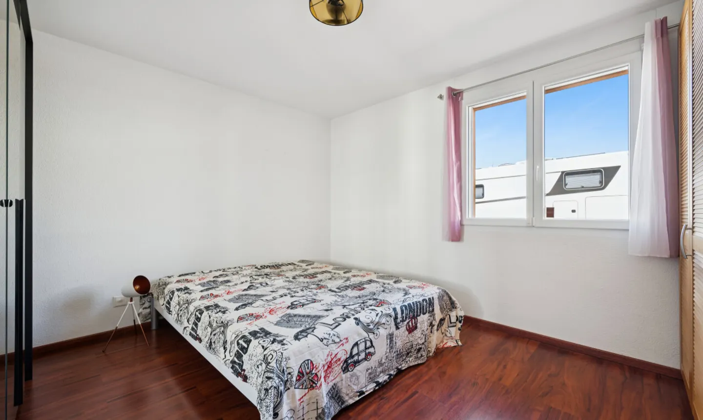 Family home with swimming pool on a 1,000 m² plot - Photo 8 of 11