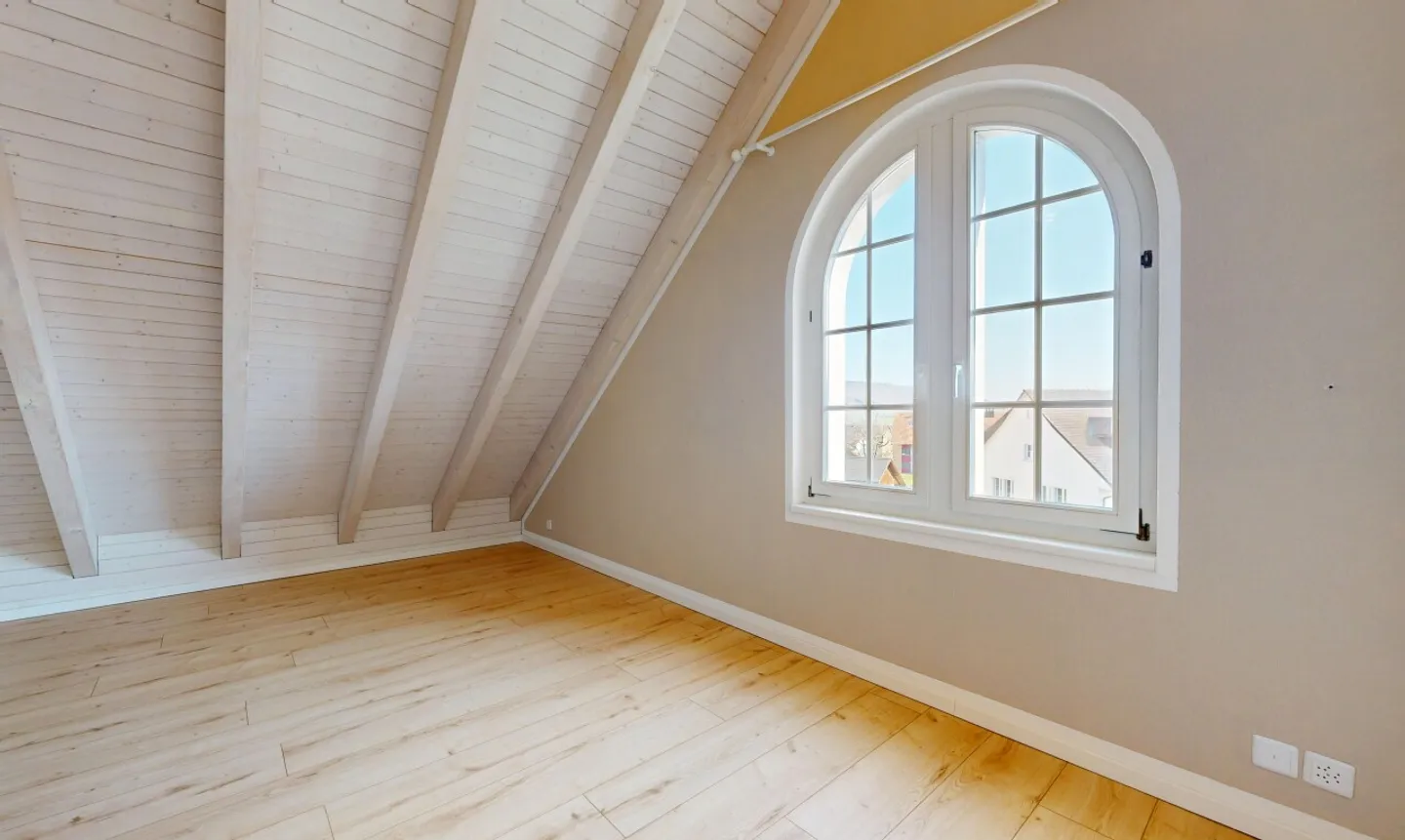 Stylish 4.5-room attic maisonette with charm and comfort - Photo 7 of 11