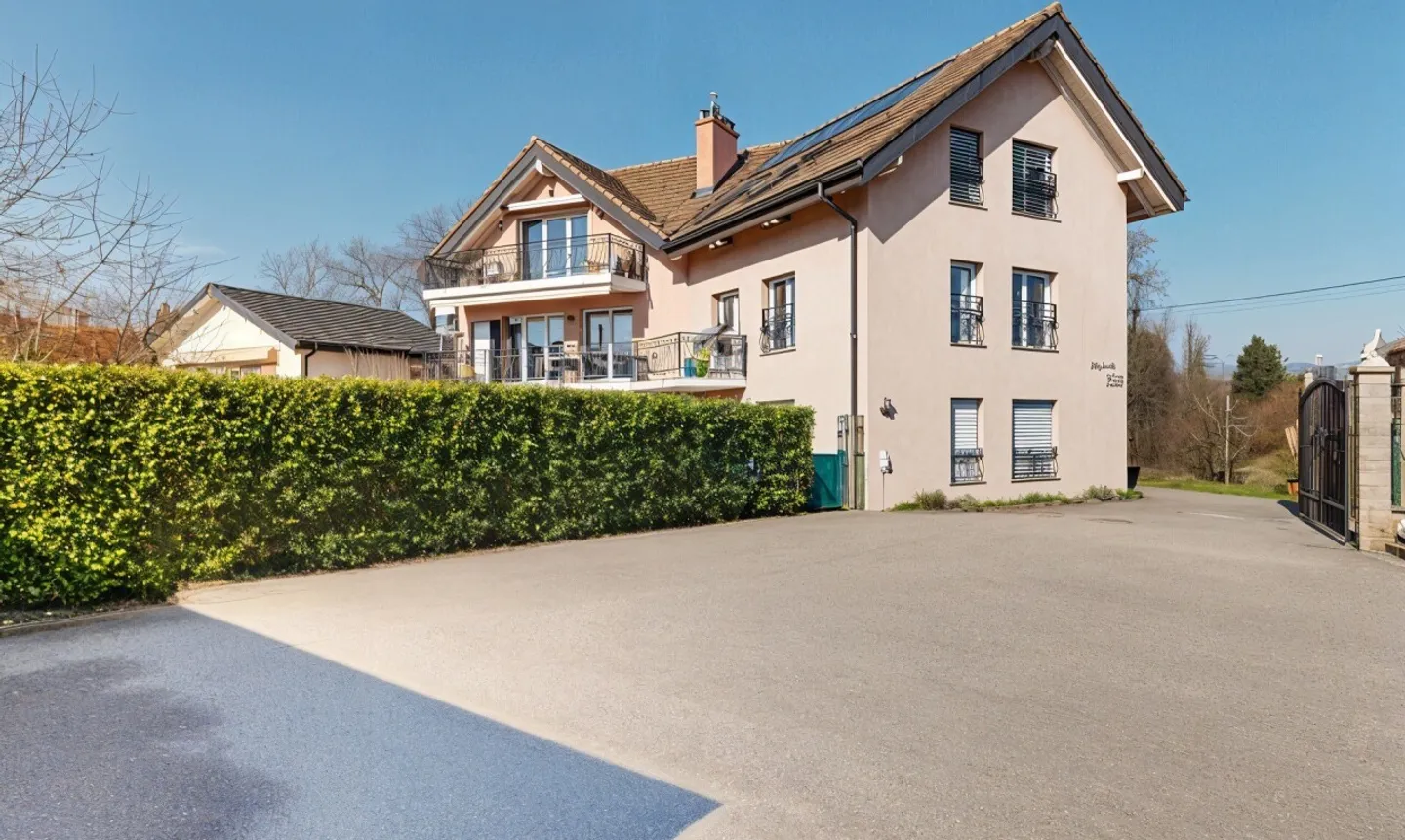 Spacious family apartment with balconies and garden in St-Prex - Photo 1 of 11