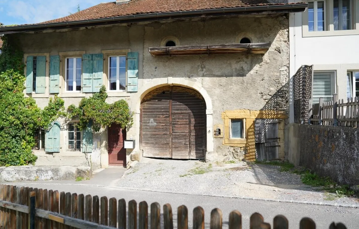 Progetto ad alto potenziale: casa di villaggio con fienile e giardino - Foto 2 di 11