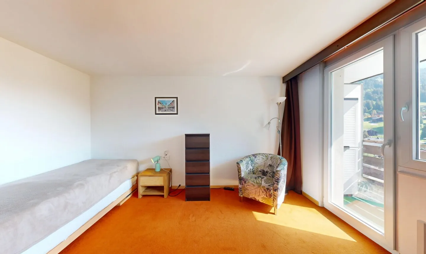 Charming Studio with Balcony - Photo 7 of 11
