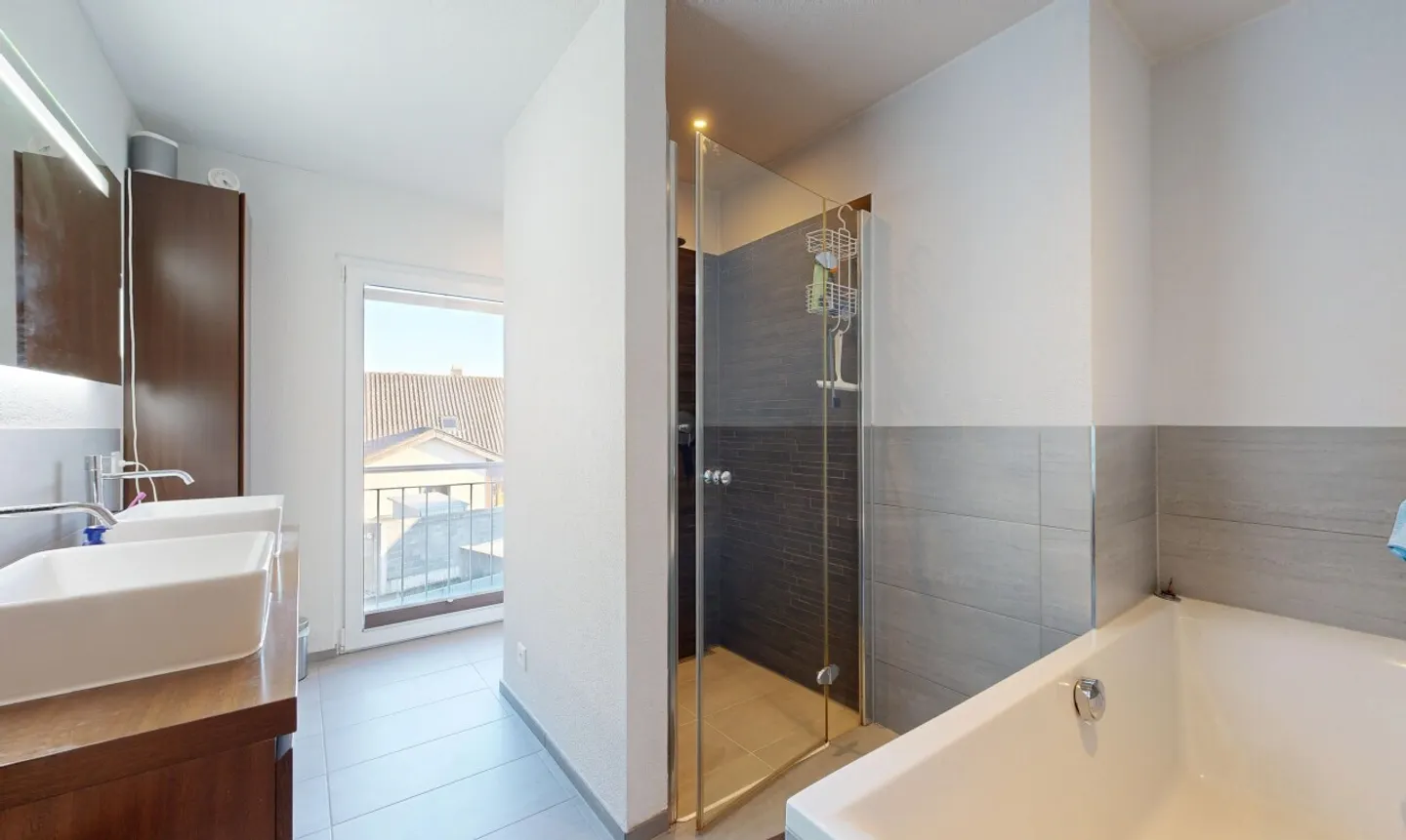 Private Oase: Exklusives 6.5-Zimmer-Einfamilienhaus mit Pool - Photo 9 of 11