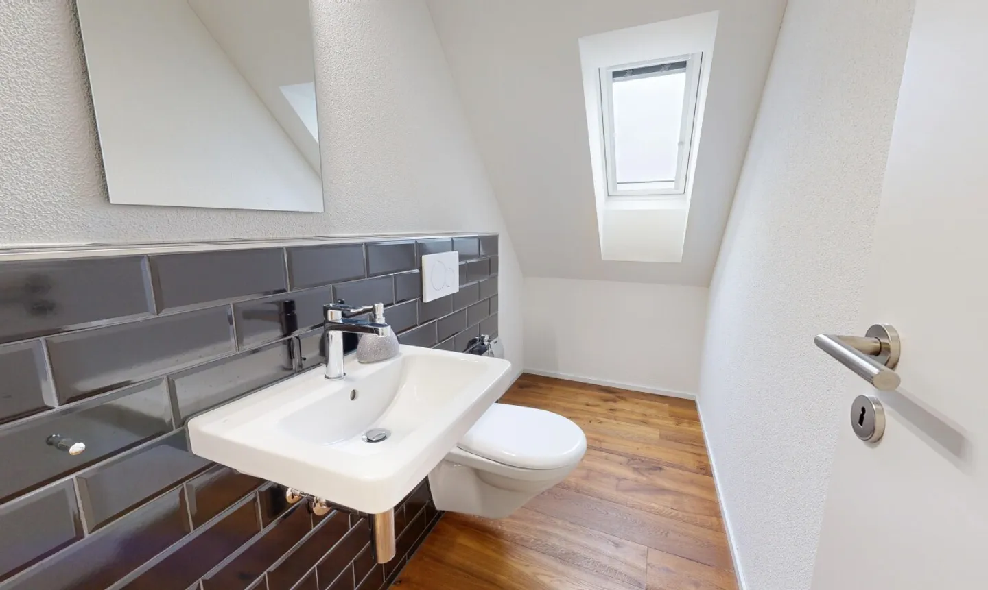 Neuwertige Dachgeschosswohnung mit hochwertigem Ausbaustandard - Foto 10 di 11