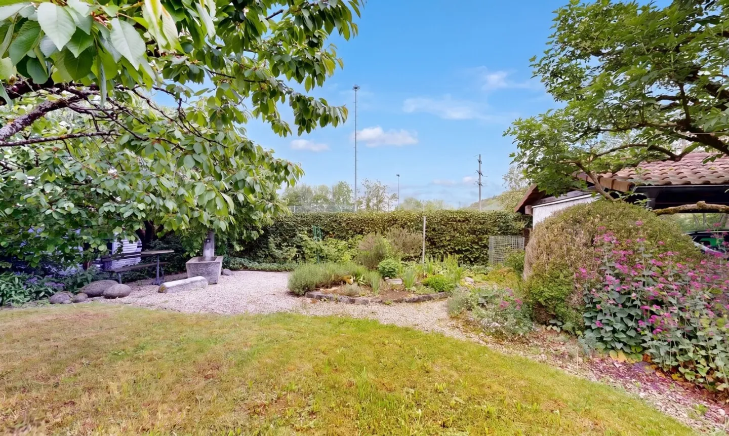 Casa angolare di 5,5 stanze con giardino idilliaco in posizione adatta alle famiglie - Foto 2 di 11