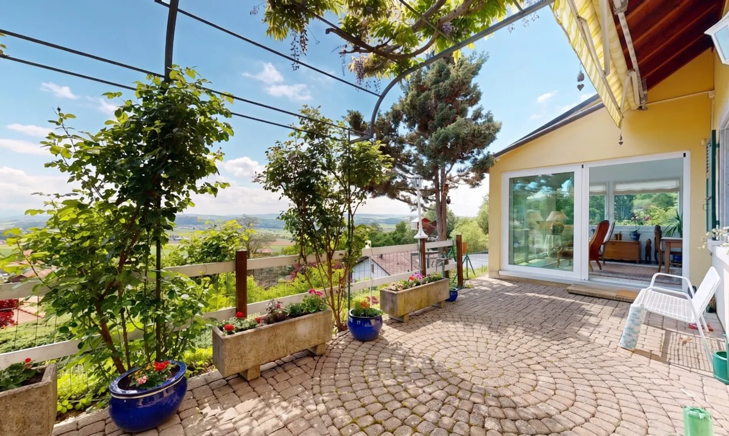 Grande villa lumineuse avec vue dégagée et parcelle de 1'205 m² - Photo 2 of 13