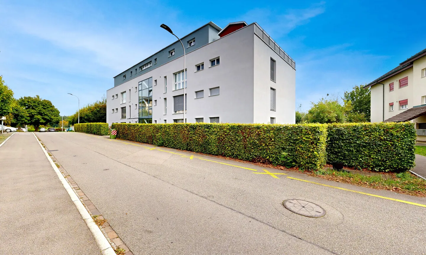 Ampio appartamento attico di 5,5 locali con accesso all'ascensore e vista panoramica - Foto 2 di 11