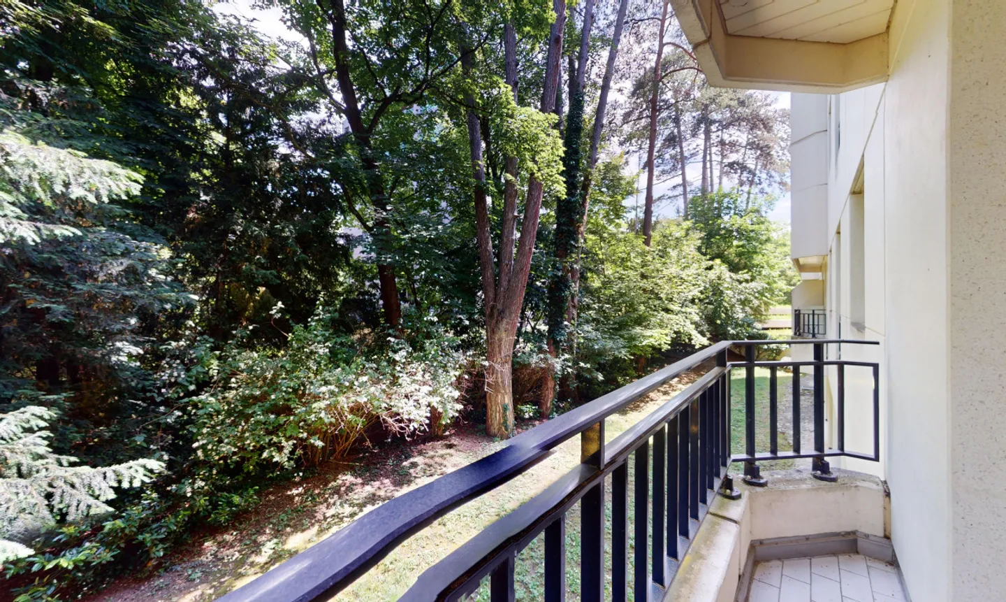 Surrounded by greenery - Photo 9 of 13