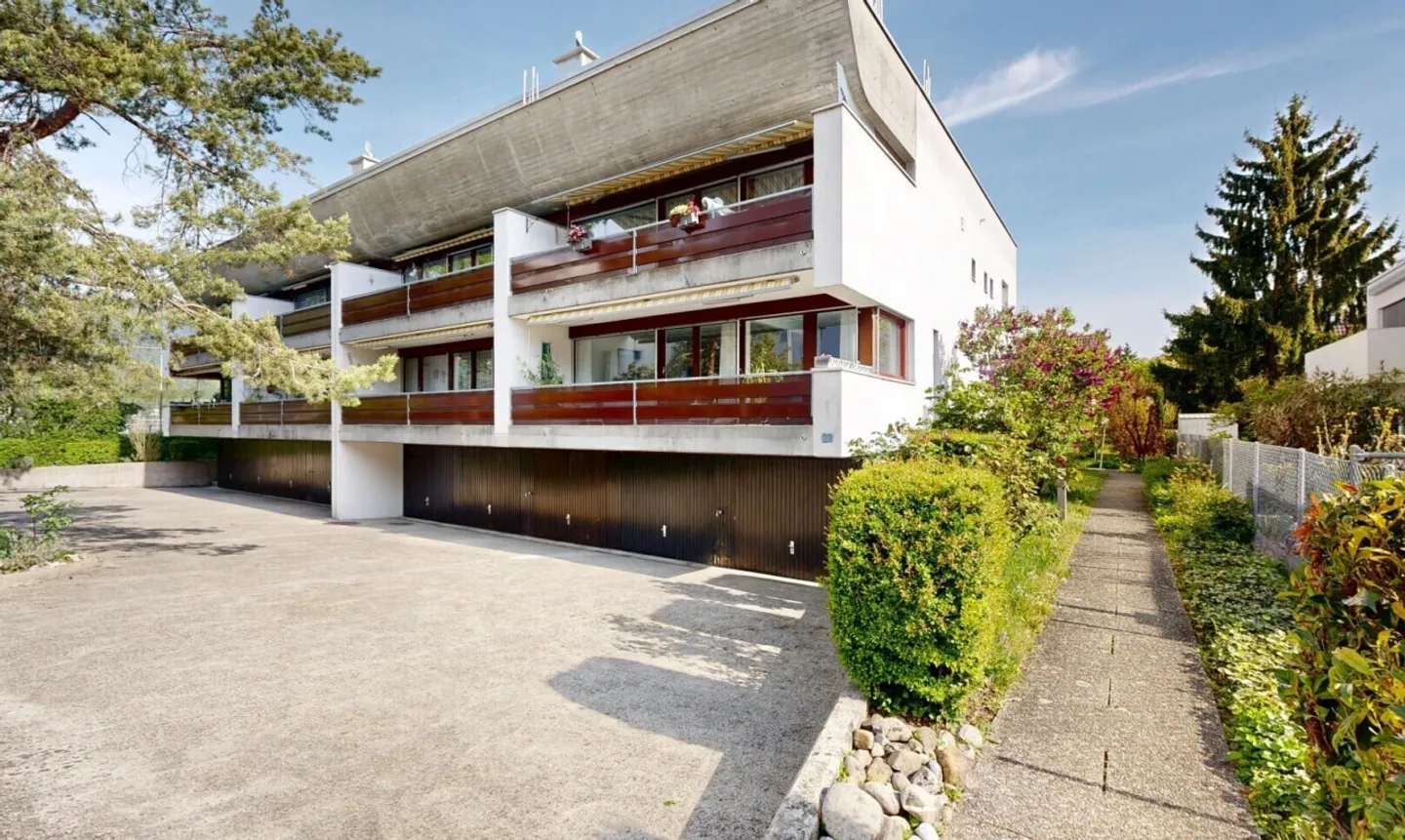 Renovated 4.5-room apartment with balcony in Nidau - Photo 1 of 11