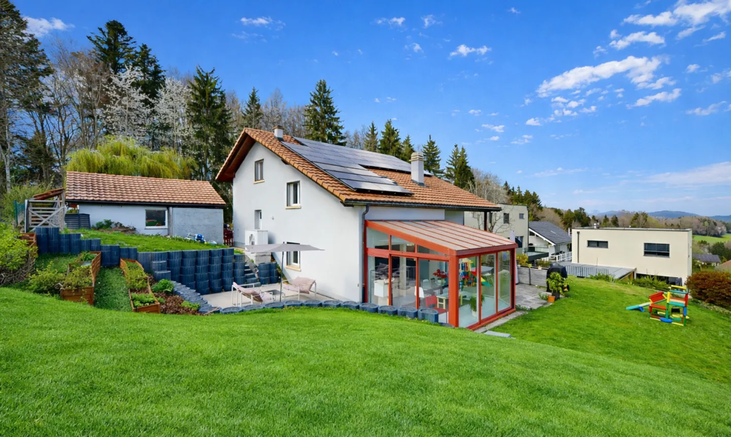 Charmantes freistehendes Haus mit Panorama - Foto 1 von 11