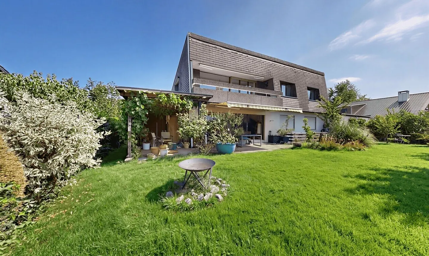 Maison bifamiliale polyvalente avec vue panoramique dégagée - Photo 1 sur 11