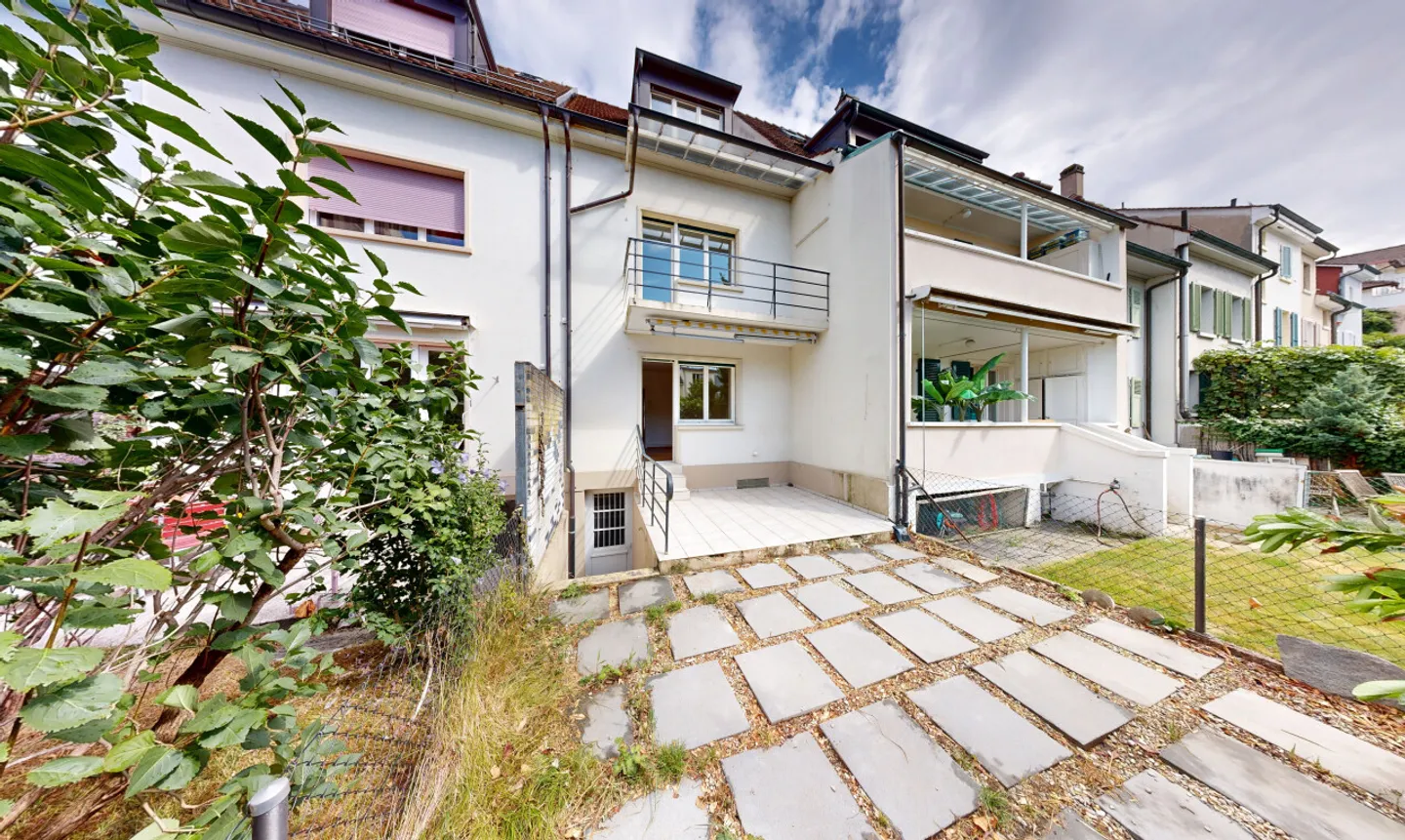 Maison mitoyenne confortable à aménager soi-même dans le quartier de Neubad - Photo 1 sur 11