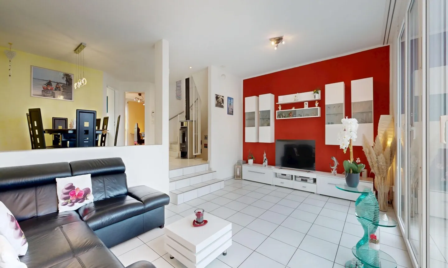 Modern terraced house with plenty of space in a central and quiet location - Photo 4 of 11