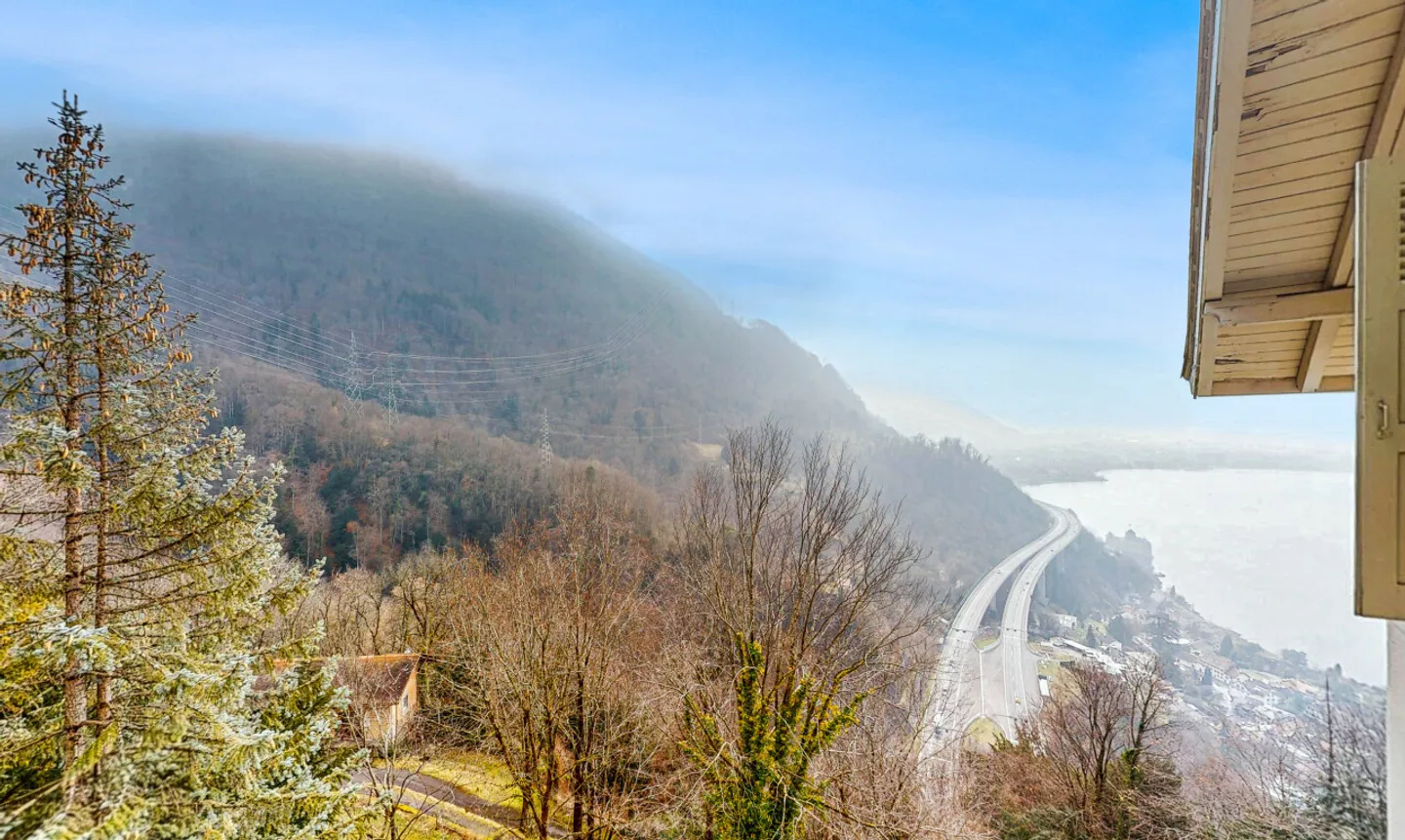 Top floor in Territet, with character and view of the lake and the Alps - Photo 3 of 13