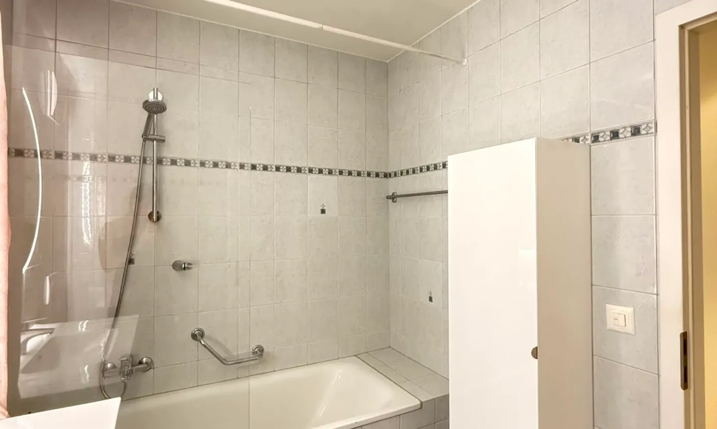 Geräumige, helle Wohnung mit atemberaubendem Seeblick! - Foto 9 von 13