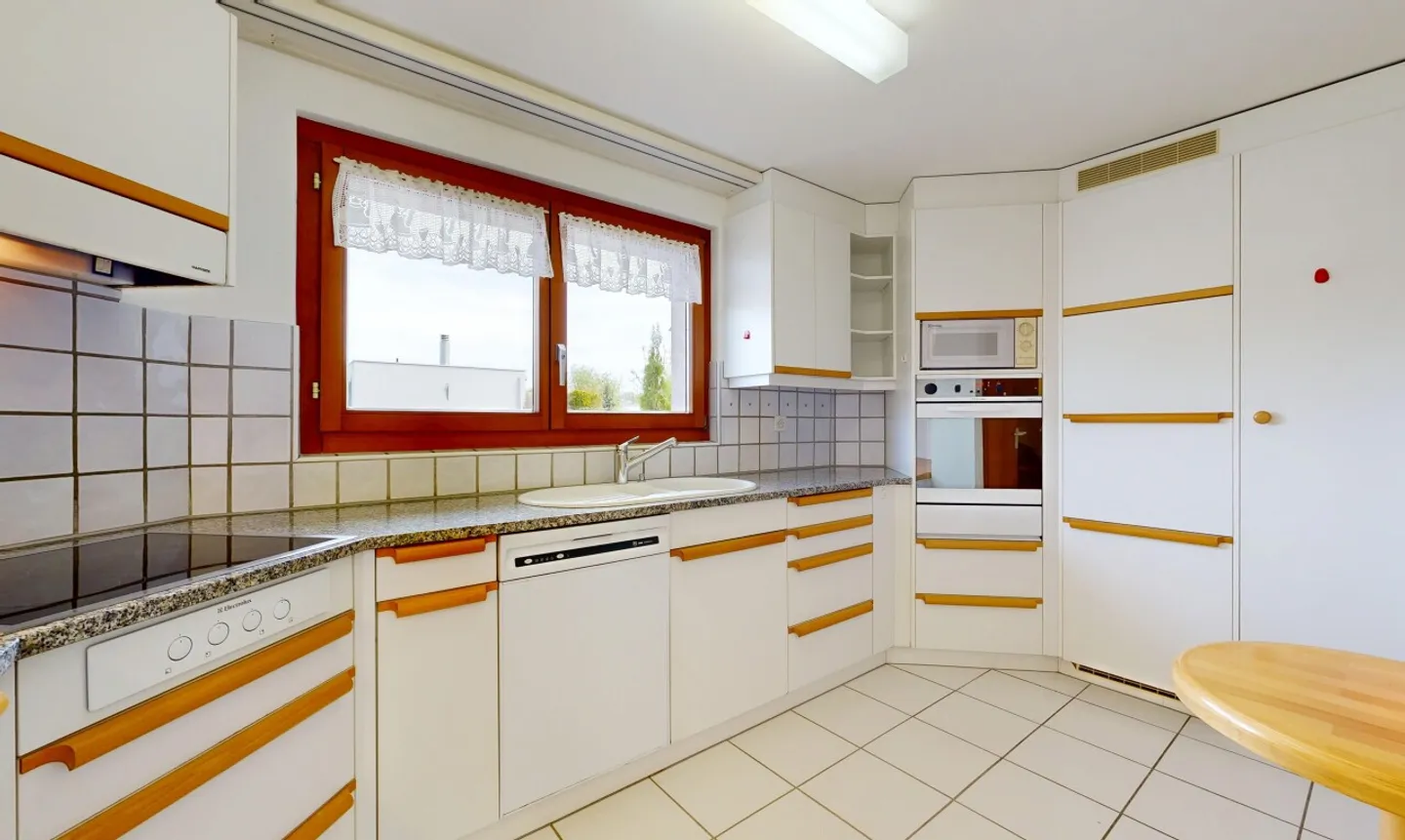 Well-maintained 6-room semi-detached family house in a preferred location - Photo 5 of 13