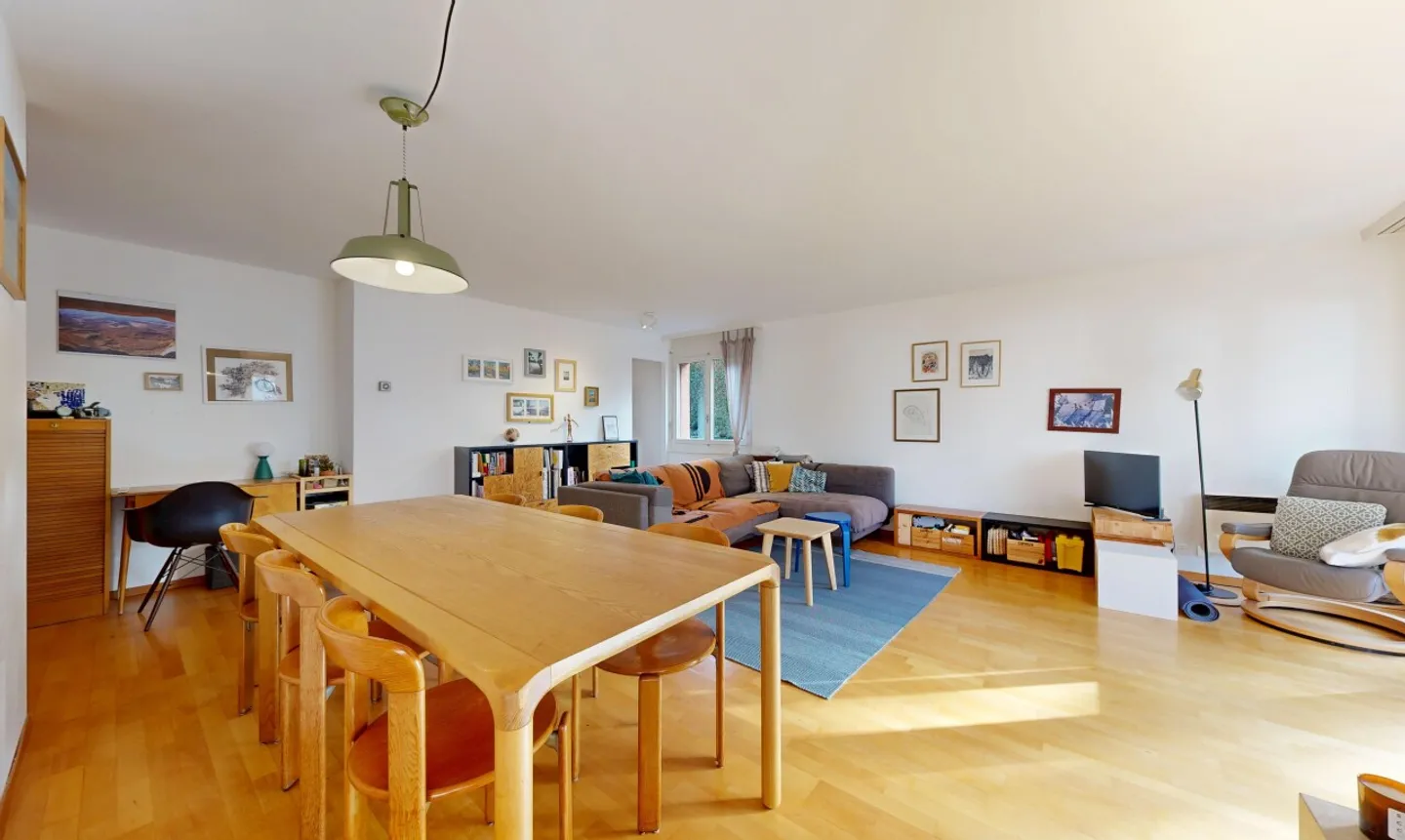 Large 3.5-room apartment in a quiet area, just steps from the center of Chailly - Photo 5 of 11