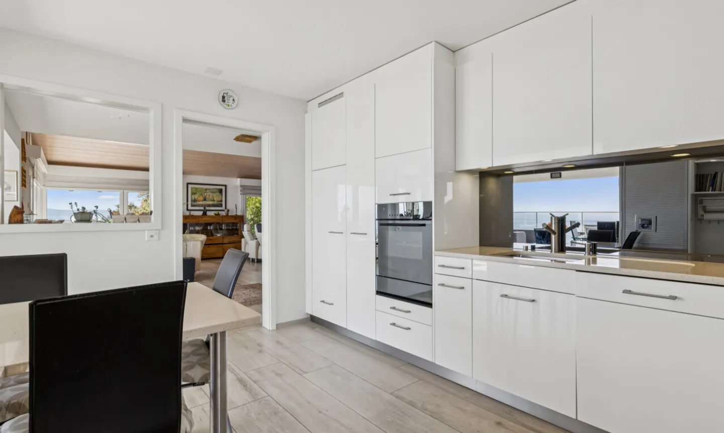 Magnificent individual villa with stunning lake view in Belmont - Photo 10 of 11