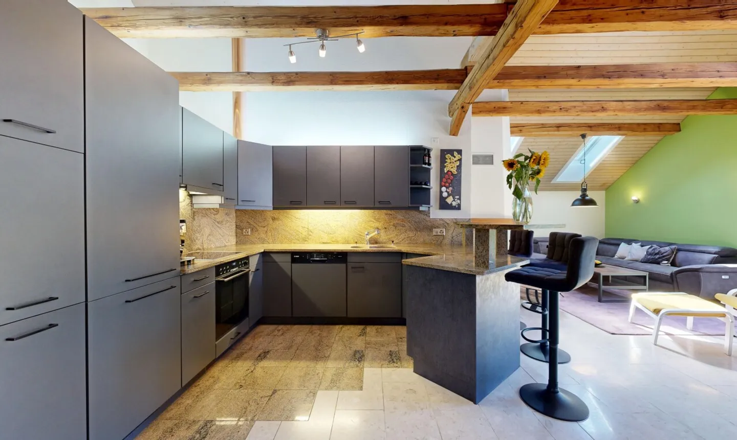 Einzigartige Dachgeschosswohnung mit Cheminée und Sichtbalken - Photo 4 of 11